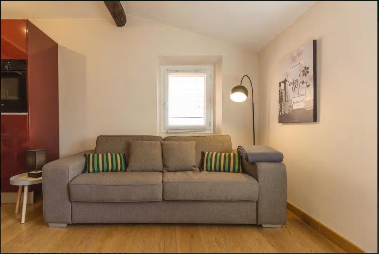 Renting - Colonna - Place In Old Town